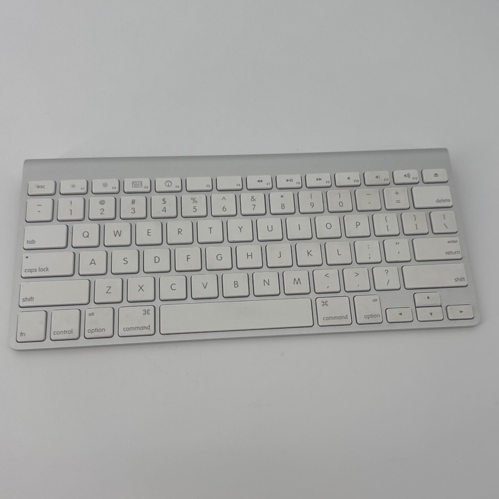 Apple Magic Keyboard A1255 Wireless Bluetooth Keyboard Silver White UNTESTED